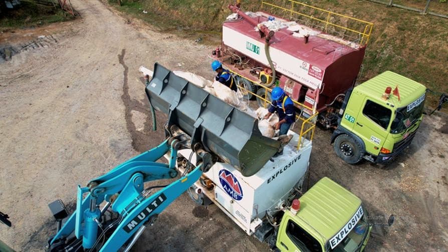 Excavator aerial sedang memuat batu bara