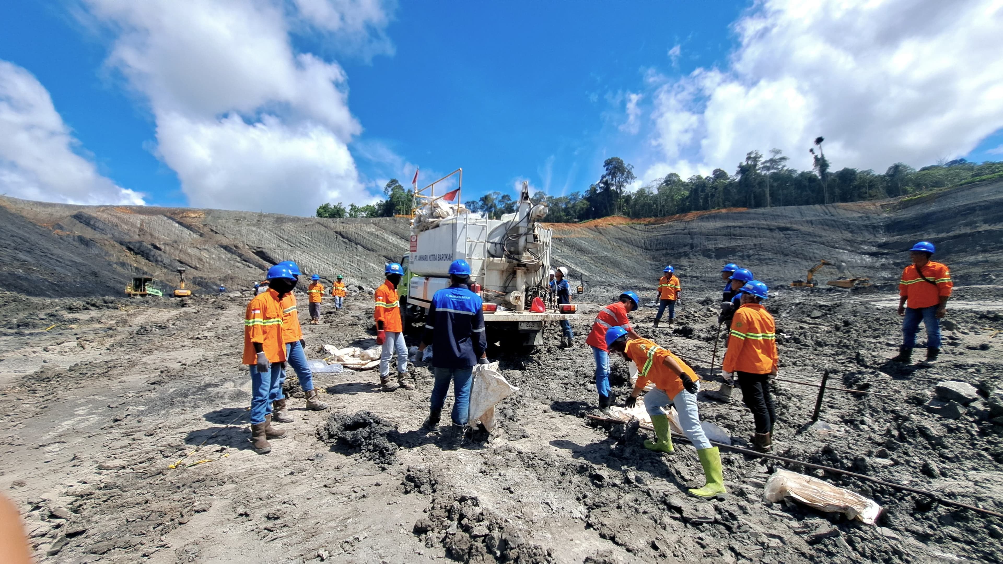 Persiapan ANFO loading di area peledakan