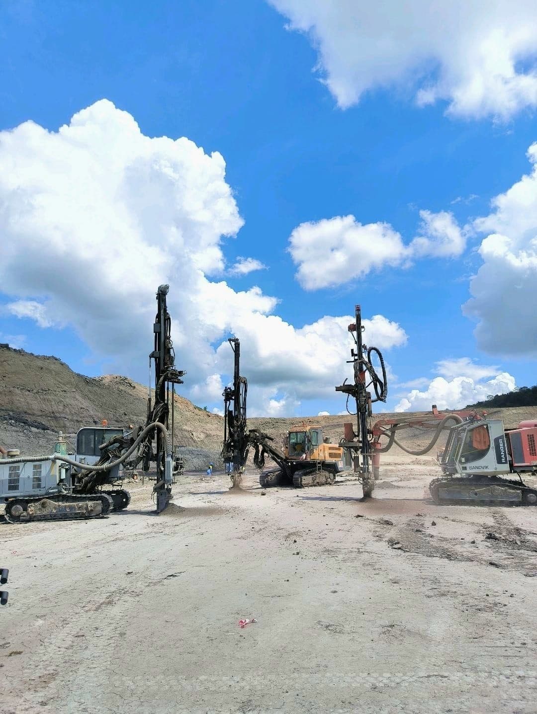 Deretan drilling rig AMB di lokasi tambang